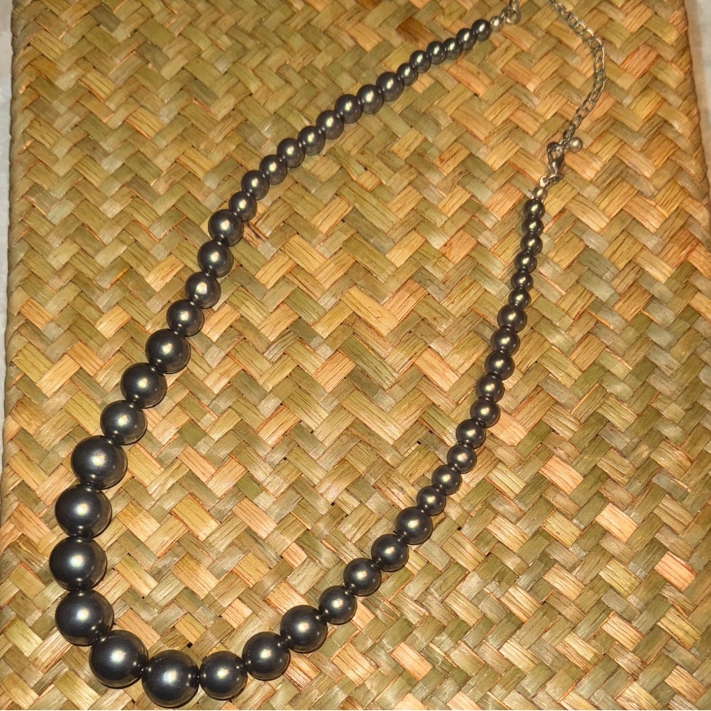 Elegant Black Pearl Necklace